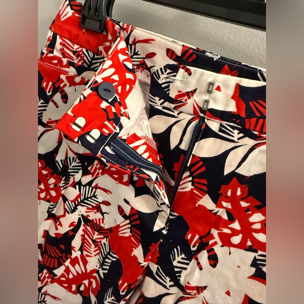 Reitmans | Vibrant Red and Navy Tropical Patterned Floral 7/8 Capri Pants - Picture 9 of 15